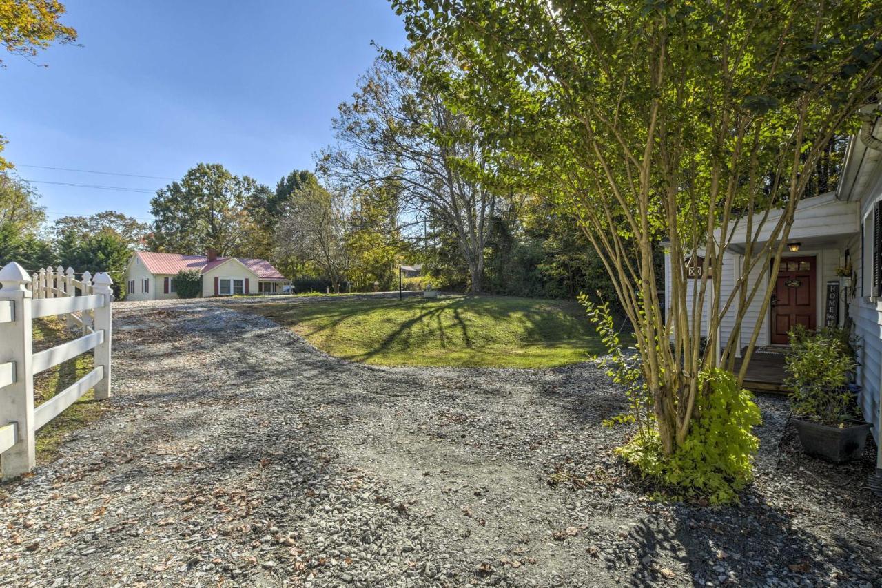 Peaceful Renovated Home With Deck On Half Acre! Эшборо Экстерьер фото