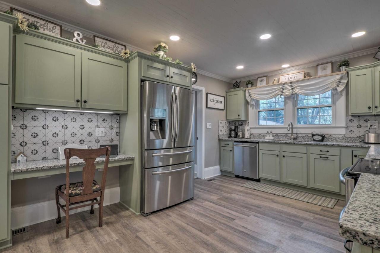 Peaceful Renovated Home With Deck On Half Acre! Эшборо Экстерьер фото