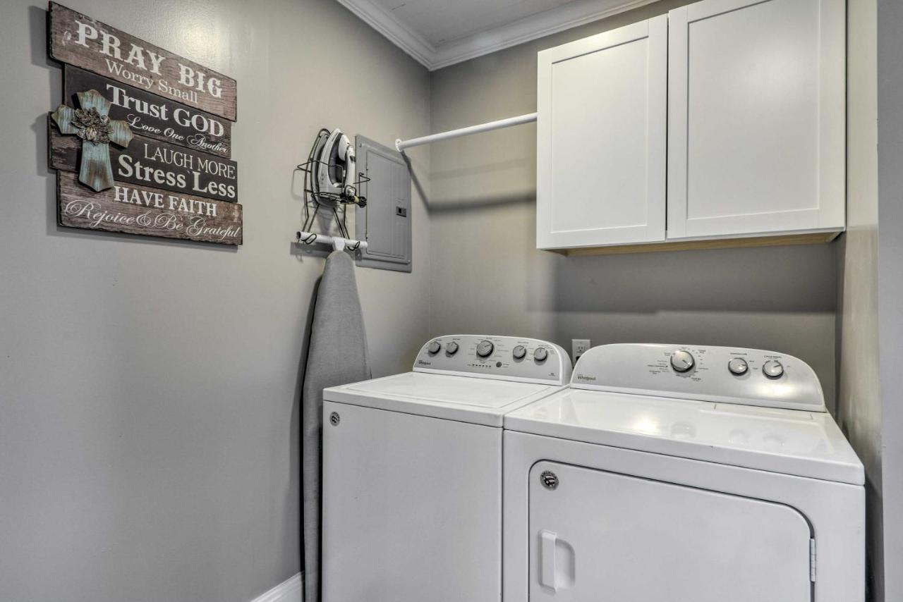 Peaceful Renovated Home With Deck On Half Acre! Эшборо Экстерьер фото